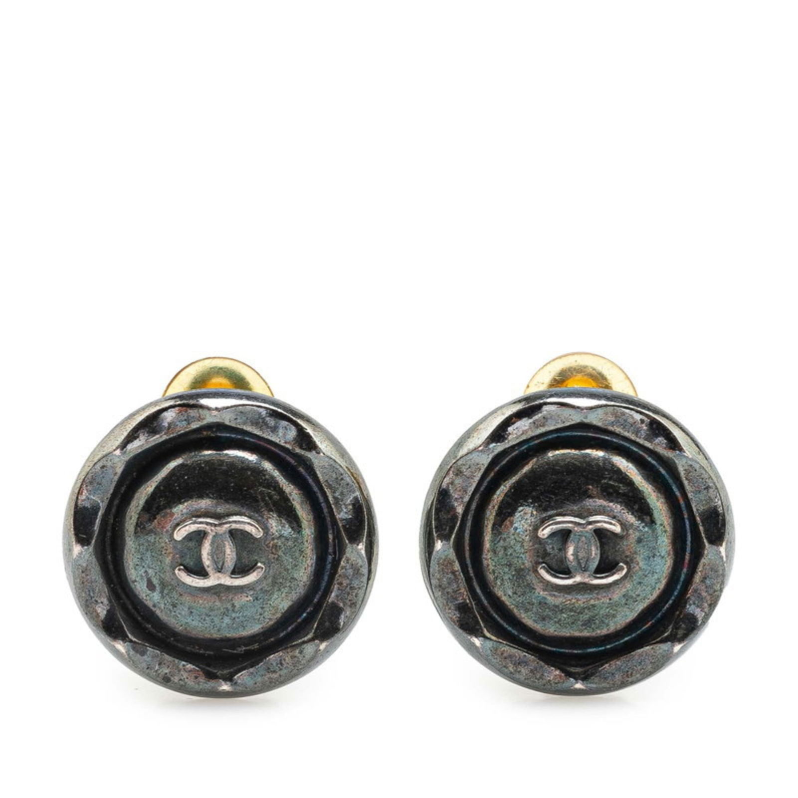 Metal Chanel Clip Earrings: Metal Chanel Clip Earrings This listing features Metal Chanel Clip Earrings. Item specifics are provided below. Item Specifics: Brand: Chanel Type: Clip Earrings Gender: Women Material: Metal Color: