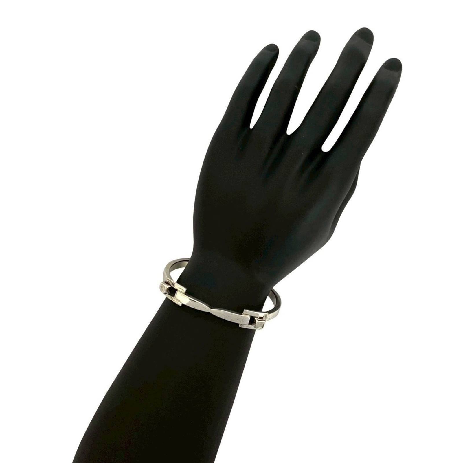 925 Gucci Bangle Silver: 925 Gucci Bangle Silver This listing features 925 Gucci Bangle Silver. Item specifics are provided below. Item Specifics: Brand: Gucci Type: Bangle Gender: Women Material: Silver 925 Color: Silver Len