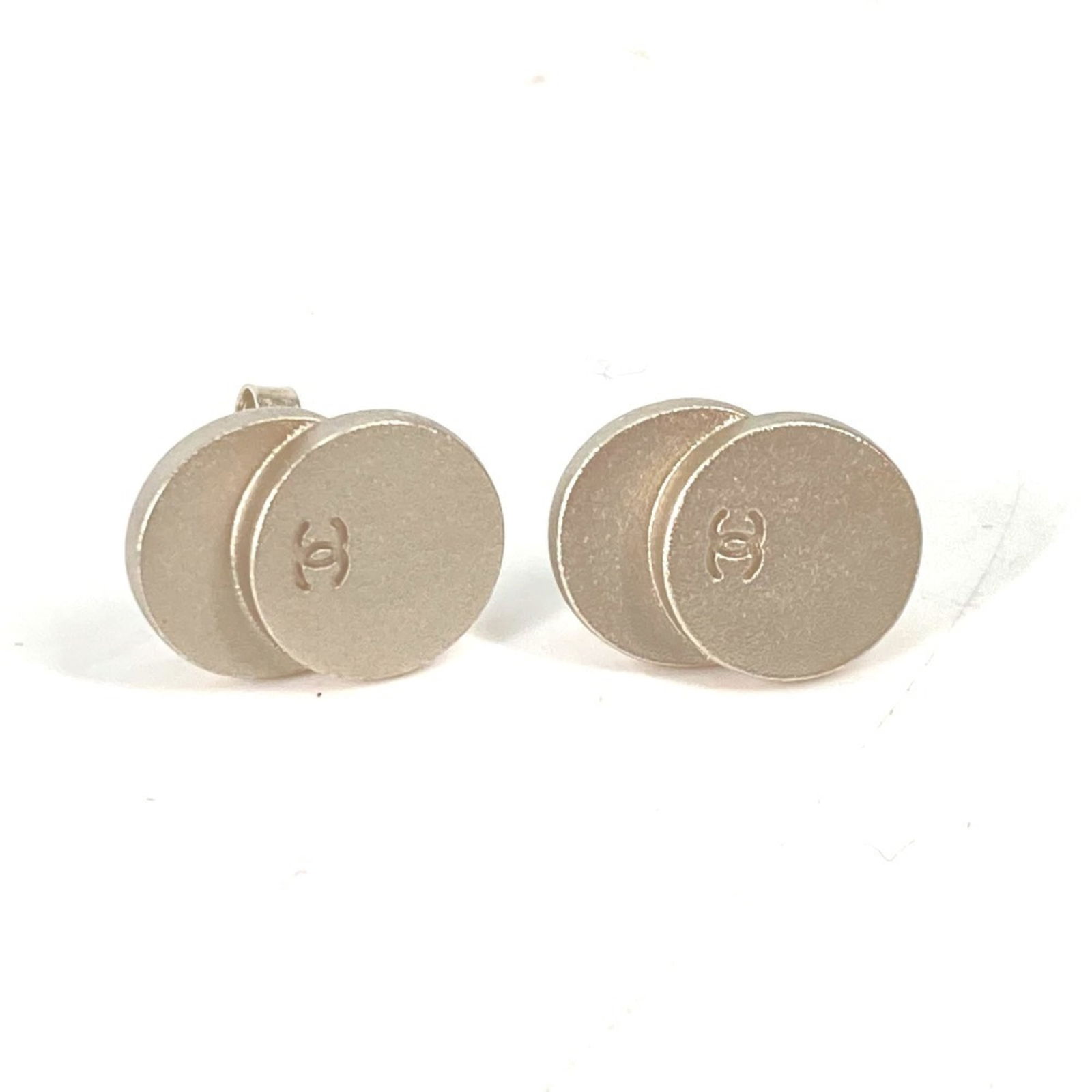 Metal Chanel Stud Earrings: Metal Chanel Stud Earrings This listing features Metal Chanel Stud Earrings. Item specifics are provided below. Item Specifics: Brand: Chanel Type: Stud Earrings Gender: Women Material: Metal Color: S