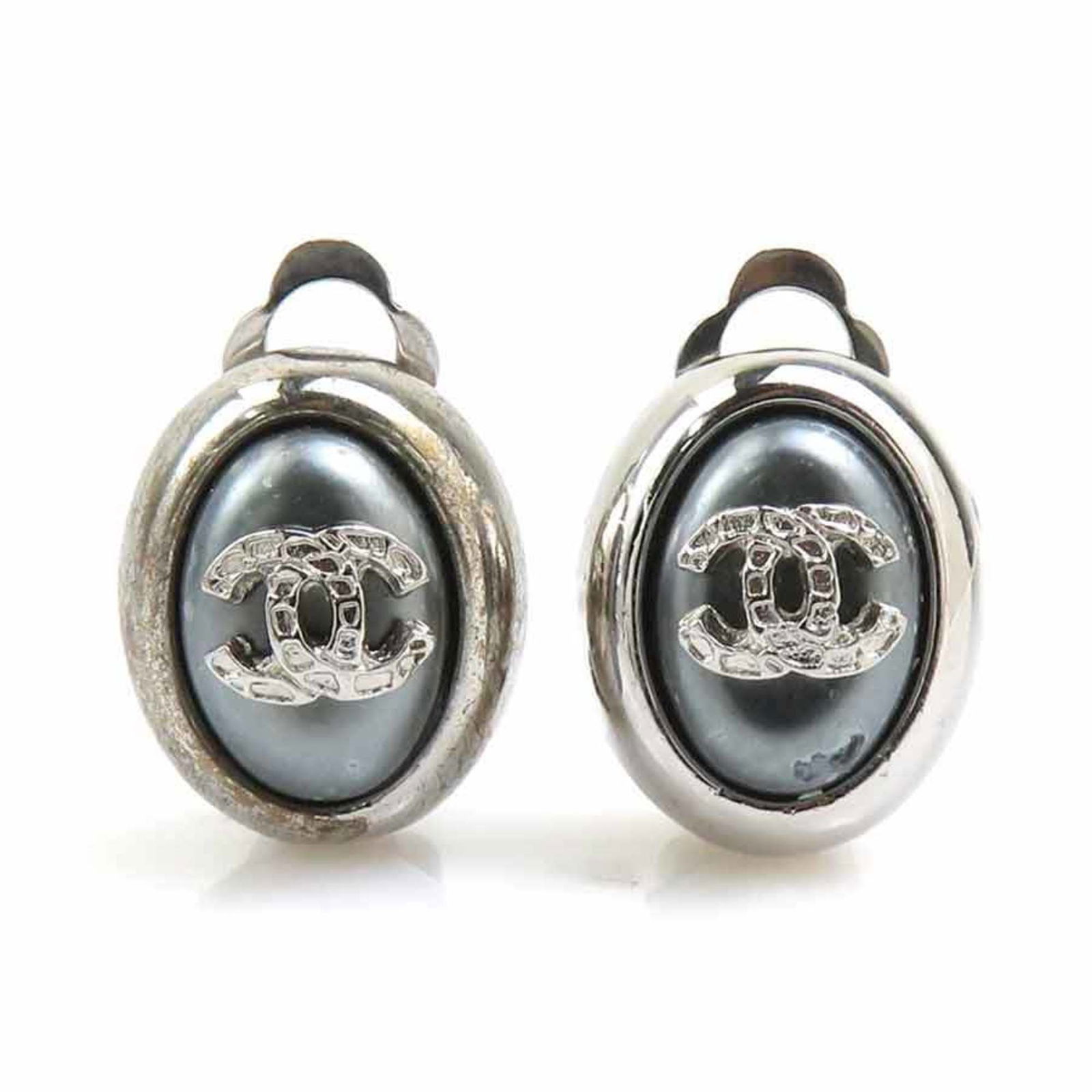 Metal Chanel Clip Earrings: Metal Chanel Clip Earrings This listing features Metal Chanel Clip Earrings. Item specifics are provided below. Item Specifics: Brand: Chanel Type: Clip Earrings Gender: Women Material: Metal Color: