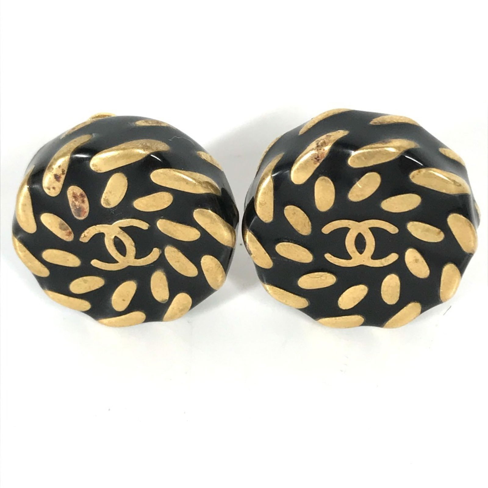 Plating Chanel Clip Earrings Gold: Plating Chanel Clip Earrings Gold This listing features Plating Chanel Clip Earrings Gold. Item specifics are provided below. Item Specifics: Brand: Chanel Type: Clip Earrings Gender: Women