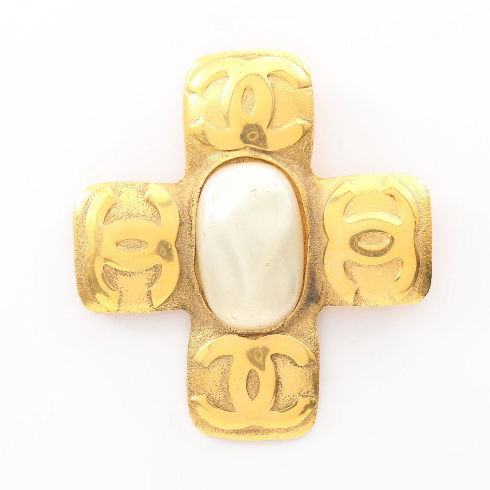 Brooch Chanel: Brooch Chanel This listing features Brooch Chanel. Item specifics are provided below. Item Specifics: Brand: Chanel Type: Brooch Gender: Women Finish: Gold Plated Color: Gold Size (Hxwxd): 7cm x 6.2cm