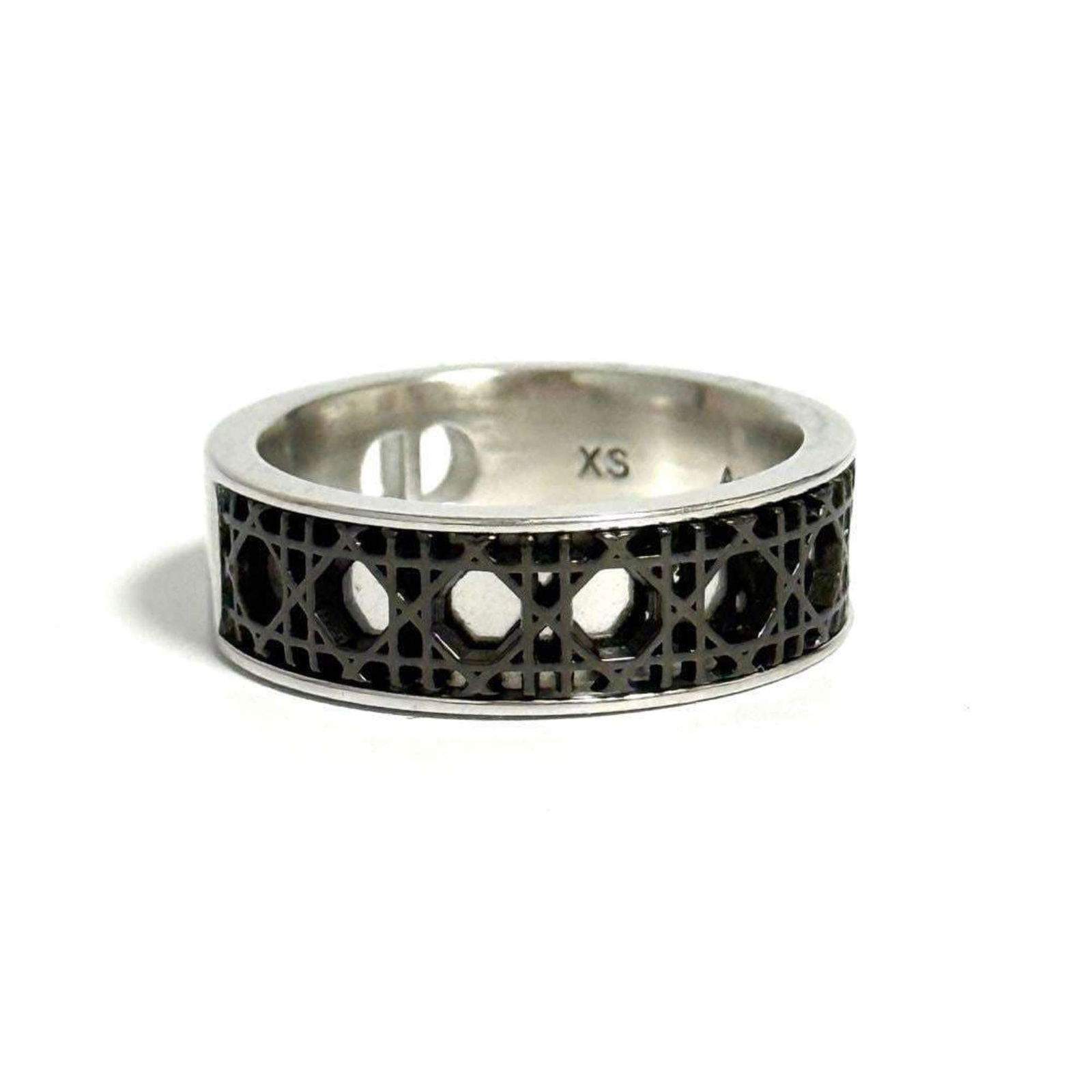 925 Christian Dior Band Ring Silver: 925 Christian Dior Band Ring Silver This listing features 925 Christian Dior Band Ring Silver. Item specifics are provided below. Item Specifics: Brand: Christian Dior Type: Band Ring Gender: Men