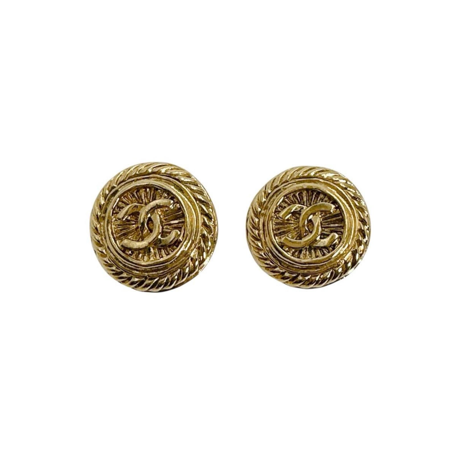 Metal Chanel Clip Earrings: Metal Chanel Clip Earrings This listing features Metal Chanel Clip Earrings. Item specifics are provided below. Item Specifics: Brand: Chanel Type: Clip Earrings Style: Casual Gender: Women