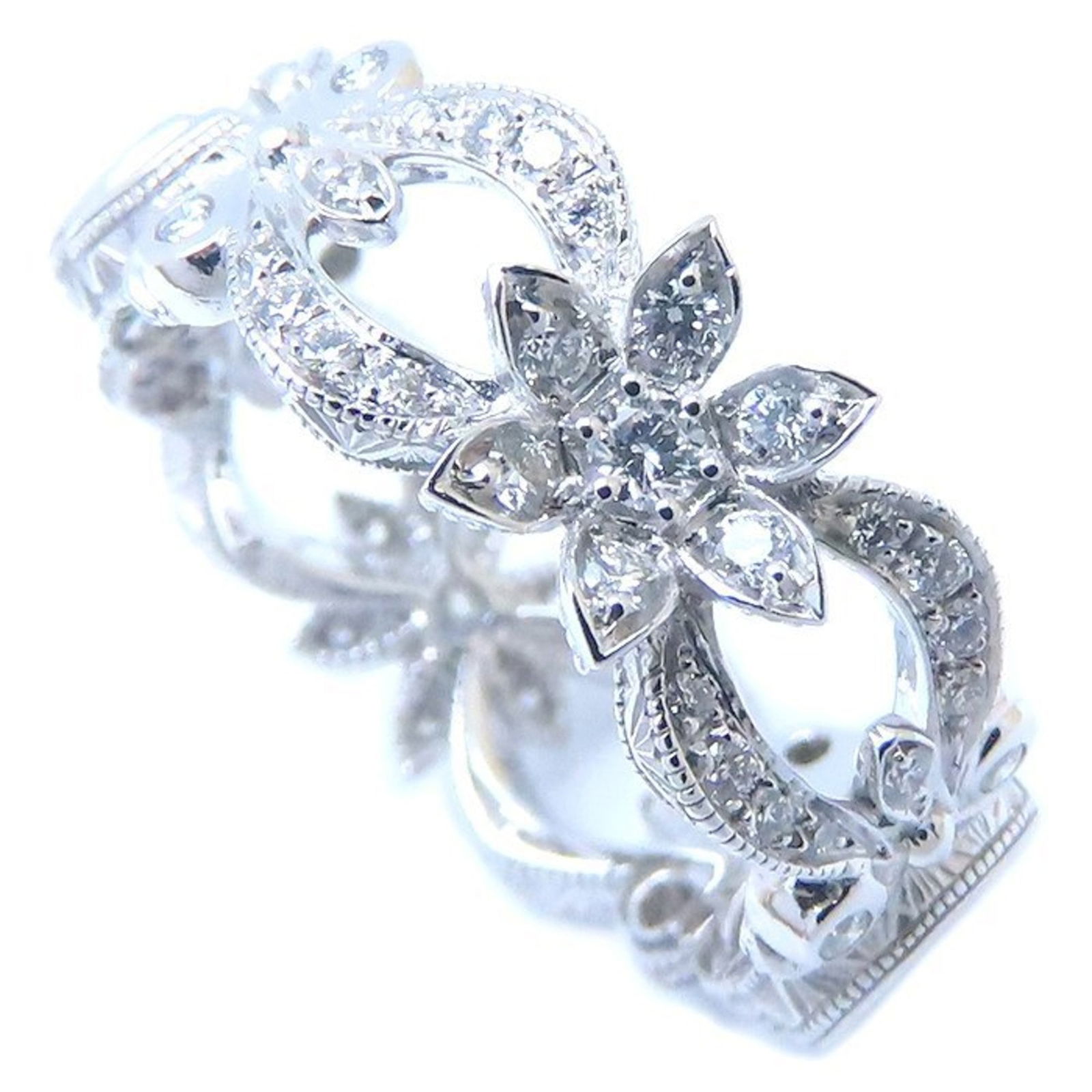 (18K) Gucci Band Ring White Gold: (18K) Gucci Band Ring White Gold This listing features (18K) Gucci Band Ring White Gold. Item specifics are provided below. Item Specifics: Brand: Gucci Type: Band Ring Gender: Women Material: White G