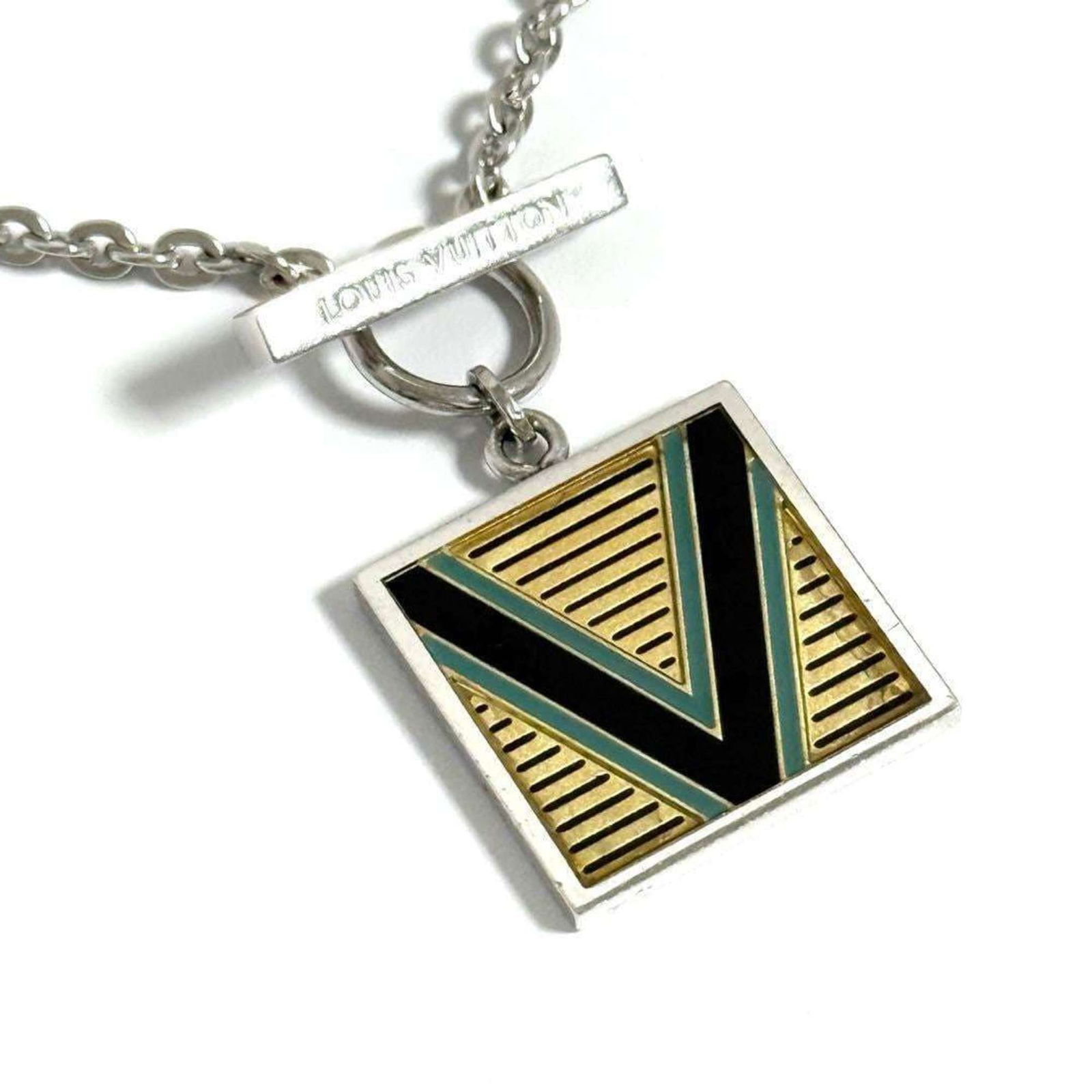 Plate Louis Vuitton Men's Pendant Necklace V: Plate Louis Vuitton Men's Pendant Necklace V This listing features Plate Louis Vuitton Men's Pendant Necklace V. Item specifics are provided below. Item Specifics: Brand: Louis Vuitton Necklace