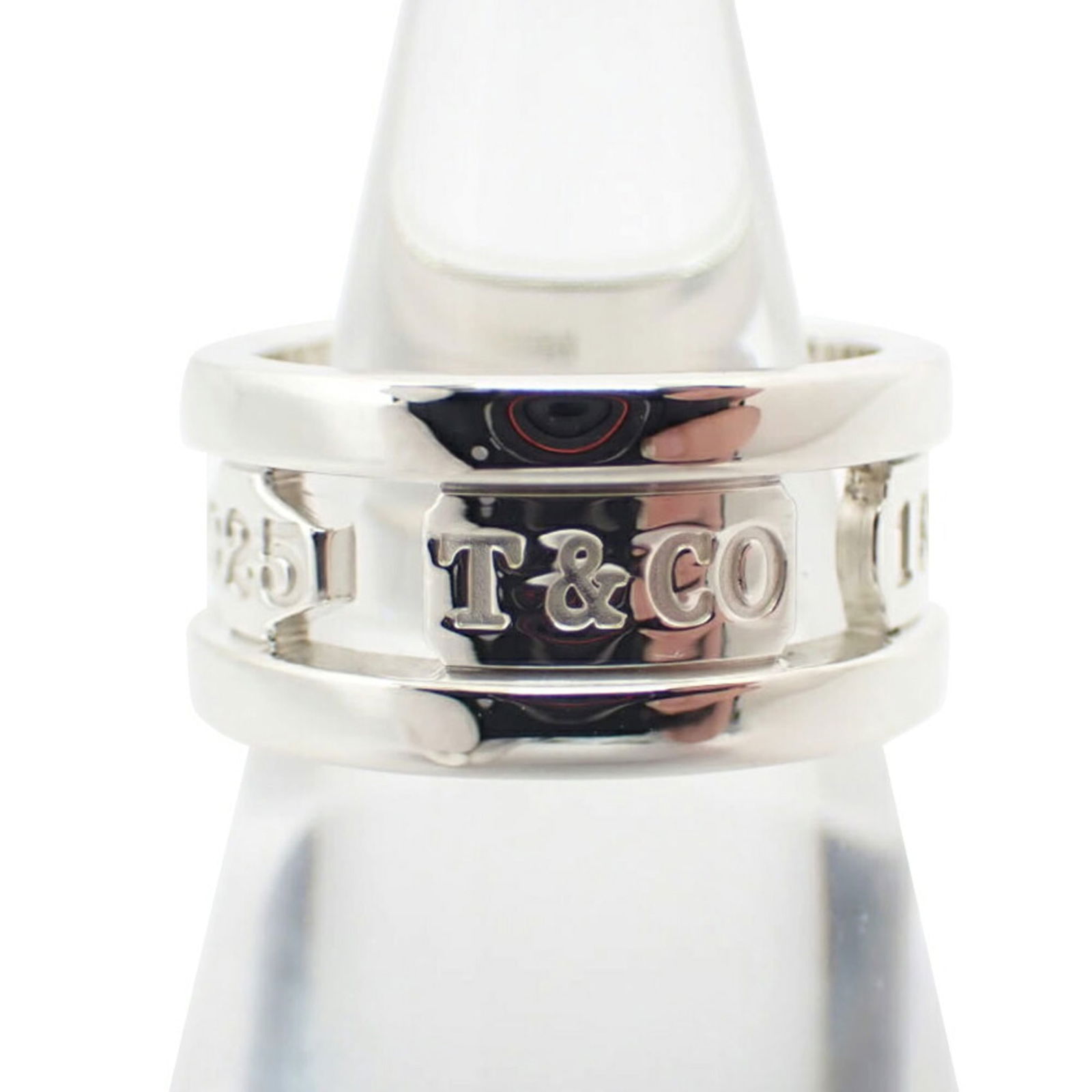925 Tiffany Band Ring Sterling Silver: 925 Tiffany Band Ring Sterling Silver This listing features 925 Tiffany Band Ring Sterling Silver. Item specifics are provided below. Item Specifics: Brand: Tiffany Type: Band Ring Gender: Women Mater