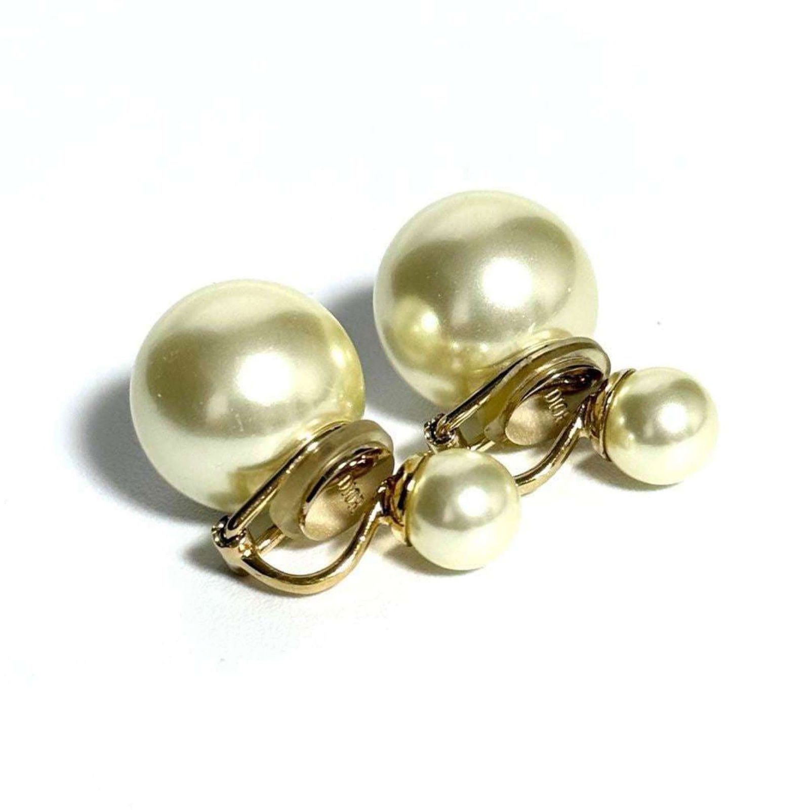 Metal - Christian Dior Clip Earrings Artificial Pearl: Metal - Christian Dior Clip Earrings Artificial Pearl This listing features Metal - Christian Dior Clip Earrings Artificial Pearl. Item specifics are provided below. Item Specifics: Brand: Christian