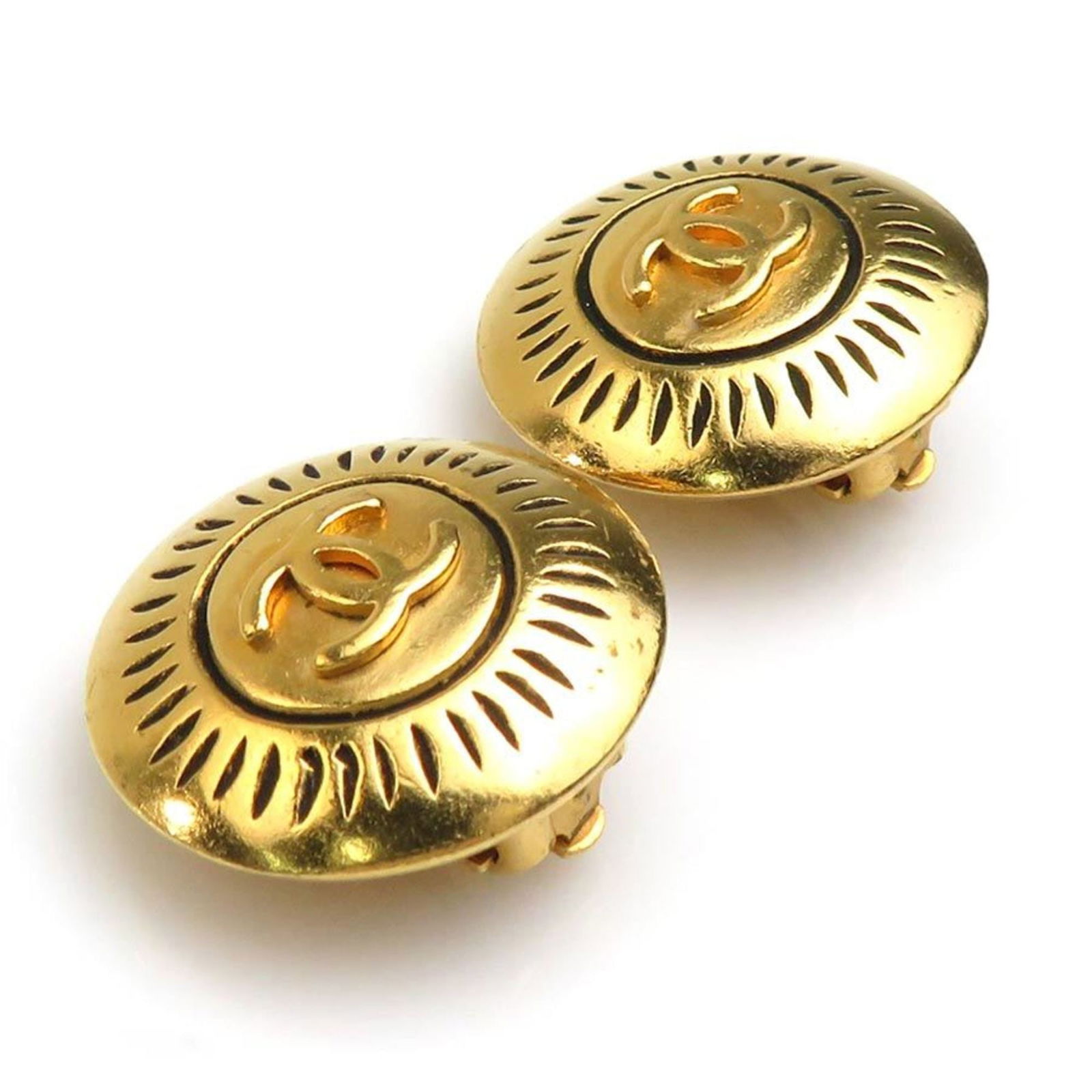 Metal Chanel Clip Earrings: Metal Chanel Clip Earrings This listing features Metal Chanel Clip Earrings. Item specifics are provided below. Item Specifics: Brand: Chanel Type: Clip Earrings Gender: Women Material: Metal Color: