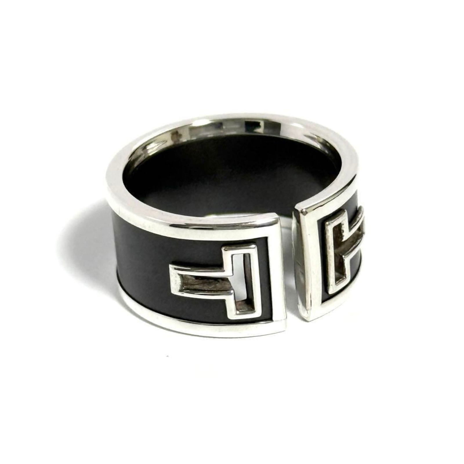 925 Tiffany Band Ring Silver: 925 Tiffany Band Ring Silver This listing features 925 Tiffany Band Ring Silver. Item specifics are provided below. Item Specifics: Brand: Tiffany Type: Band Ring Gender: Men,Women Color: Black