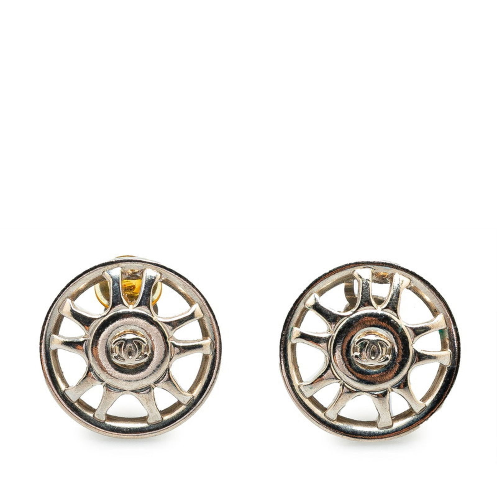 Metal Chanel Clip Earrings: Metal Chanel Clip Earrings This listing features Metal Chanel Clip Earrings. Item specifics are provided below. Item Specifics: Brand: Chanel Type: Clip Earrings Gender: Women Material: Metal Color: