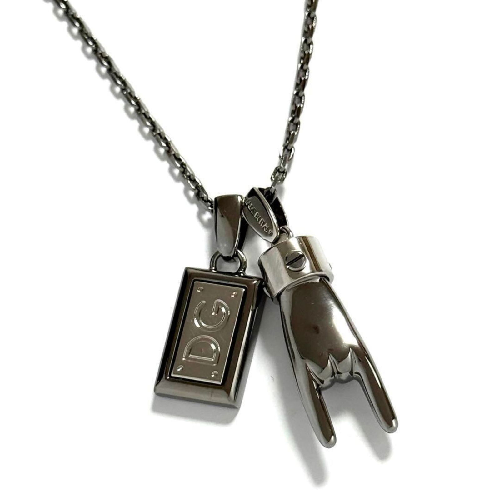 Plate Dolce & Gabbana Men's Pendant Necklace: Plate Dolce & Gabbana Men's Pendant Necklace This listing features Plate Dolce & Gabbana Men's Pendant Necklace. Item specifics are provided below. Item Specifics: Brand: Dolce & Gabbana Necklace