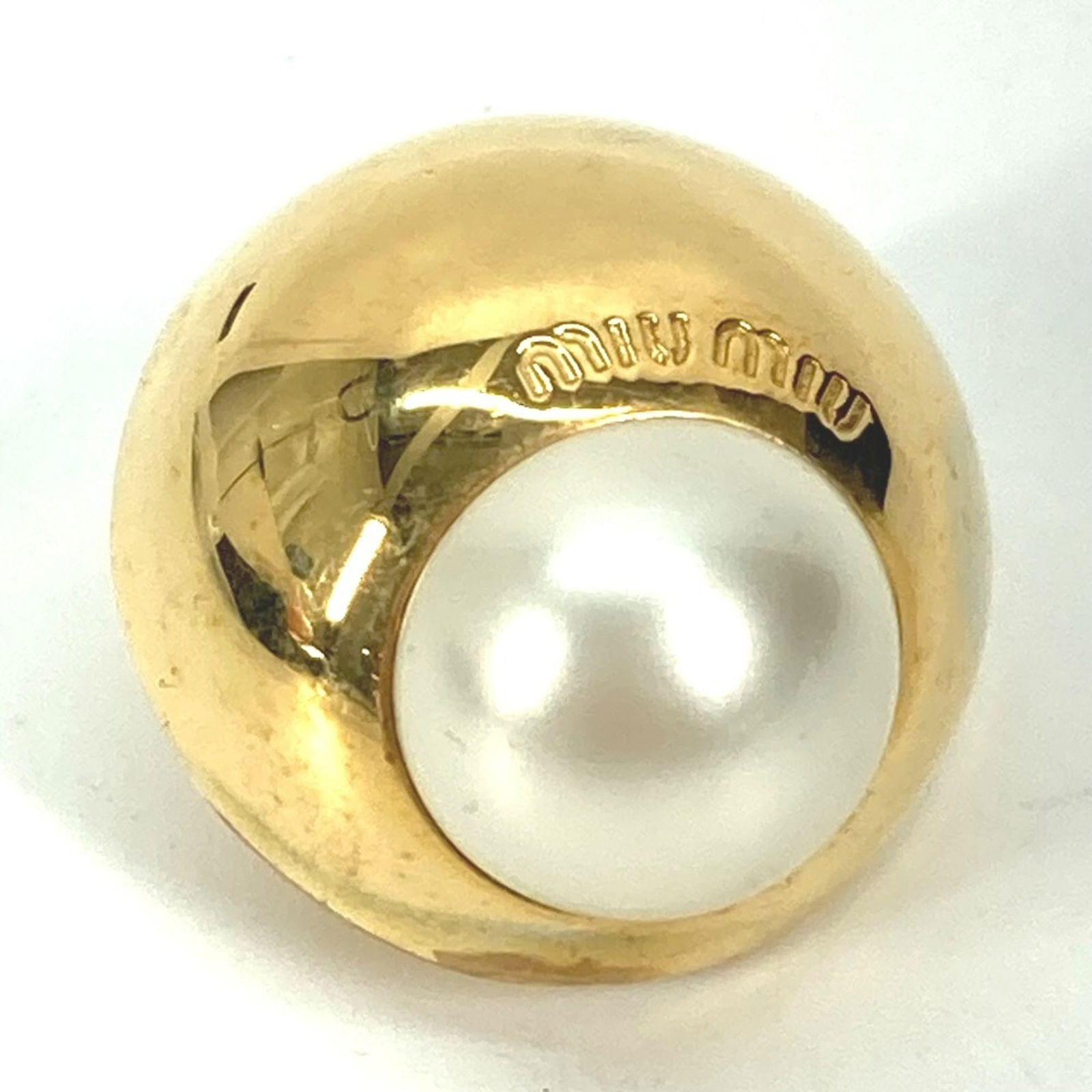 Metal Miu Earcuff: Metal Miu Earcuff This listing features Metal Miu Earcuff. Item specifics are provided below. Item Specifics: Brand: Miu Miu Type: Earcuff Gender: Women Material: Metal Color: Gold Diameter: 25mm /