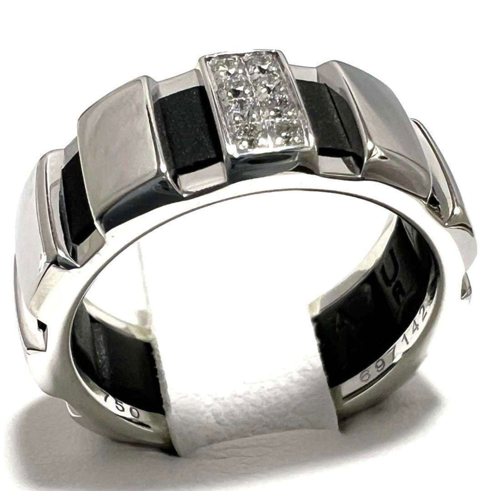 (18K) Chaumet Band Ring White Gold: (18K) Chaumet Band Ring White Gold This listing features (18K) Chaumet Band Ring White Gold. Item specifics are provided below. Item Specifics: Brand: Chaumet Type: Band Ring Gender: Men,Women Materia