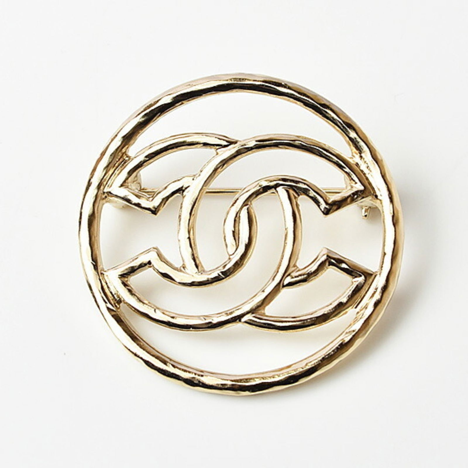 Metal Chanel Pin Brooch: Metal Chanel Pin Brooch This listing features Metal Chanel Pin Brooch. Item specifics are provided below. Item Specifics: Brand: Chanel Type: Pin Brooch Gender: Women Material: Metal Color: Gold