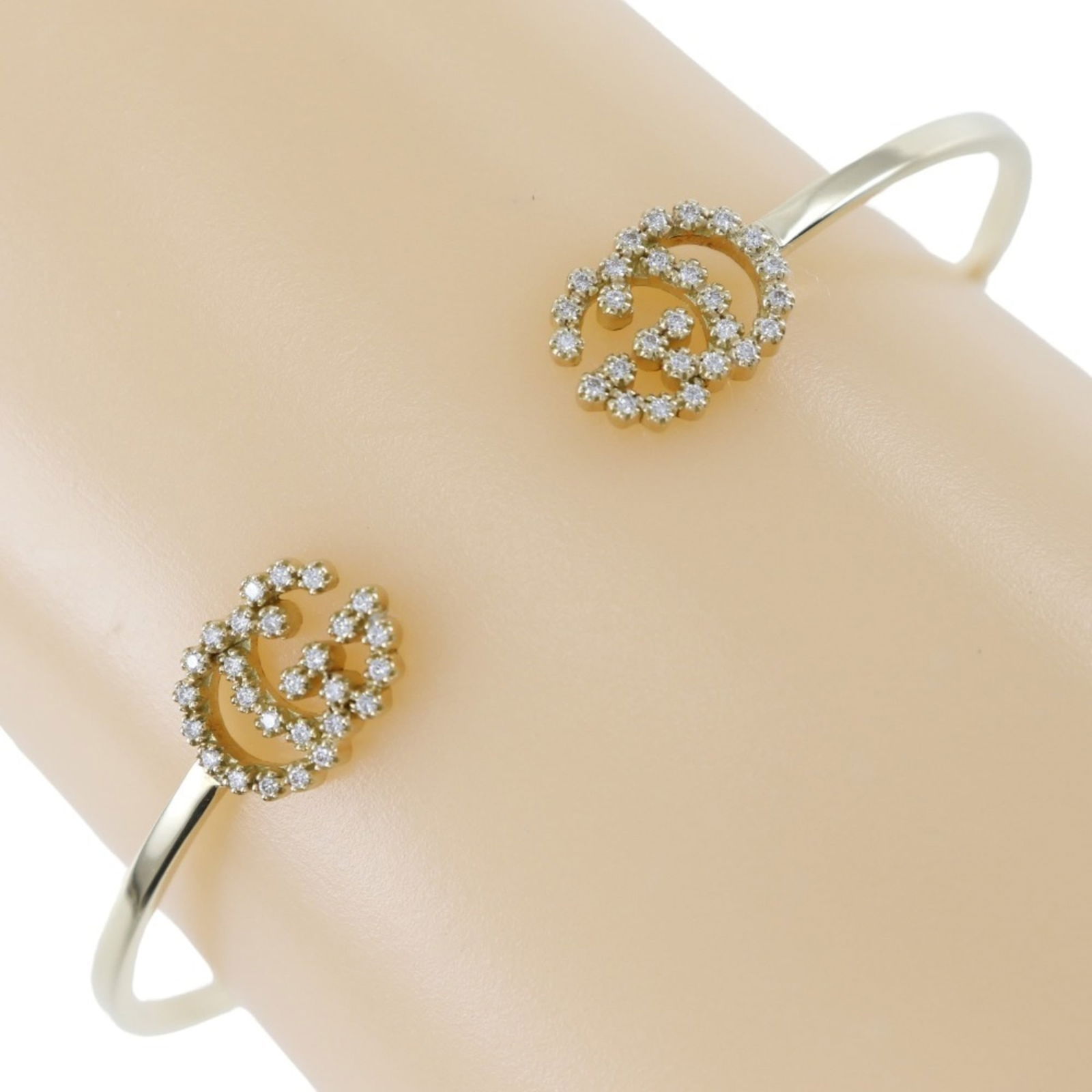 (18K) Gucci Bangle Yellow Gold: (18K) Gucci Bangle Yellow Gold This listing features (18K) Gucci Bangle Yellow Gold. Item specifics are provided below. Item Specifics: Brand: Gucci Type: Bangle Gender: Women Material: Yellow Gold (1