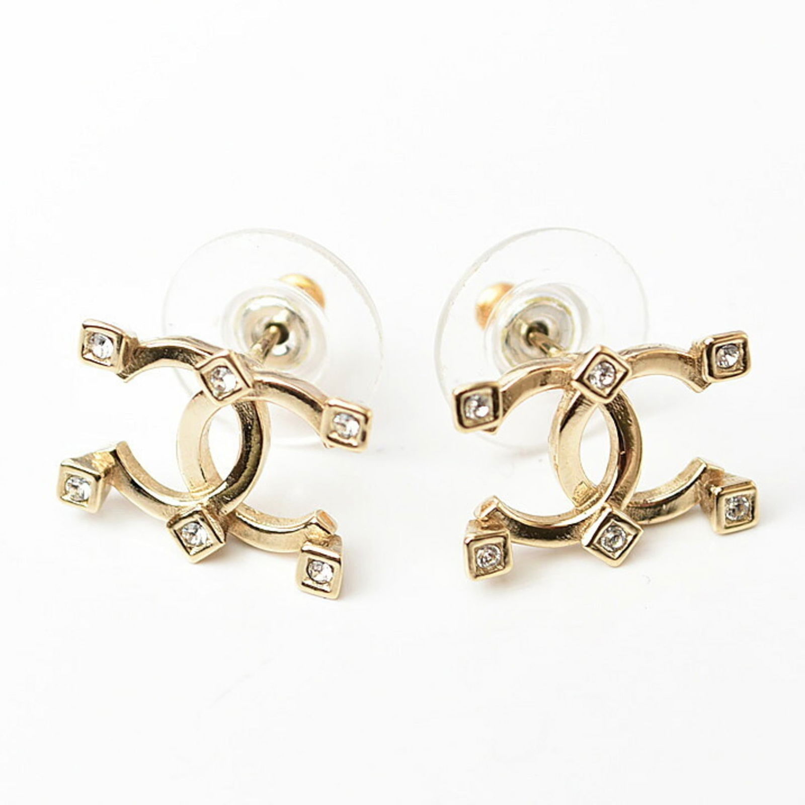 Metal Chanel Stud Earrings: Metal Chanel Stud Earrings This listing features Metal Chanel Stud Earrings. Item specifics are provided below. Item Specifics: Brand: Chanel Type: Stud Earrings Gender: Women Material: Metal Color: G
