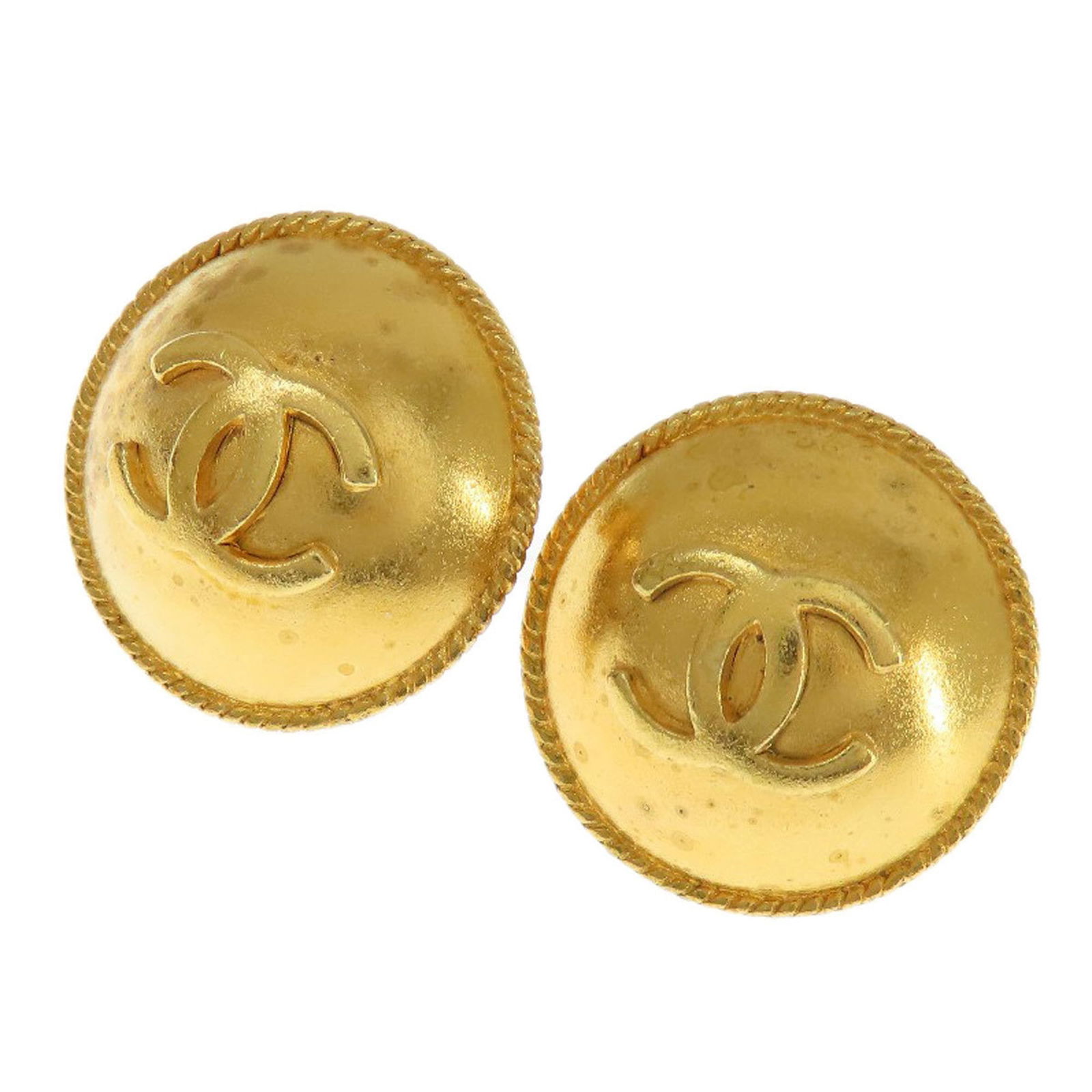 Metal Chanel Clip Earrings: Metal Chanel Clip Earrings This listing features Metal Chanel Clip Earrings. Item specifics are provided below. Item Specifics: Brand: Chanel Type: Clip Earrings Gender: Women Material: Metal Color: