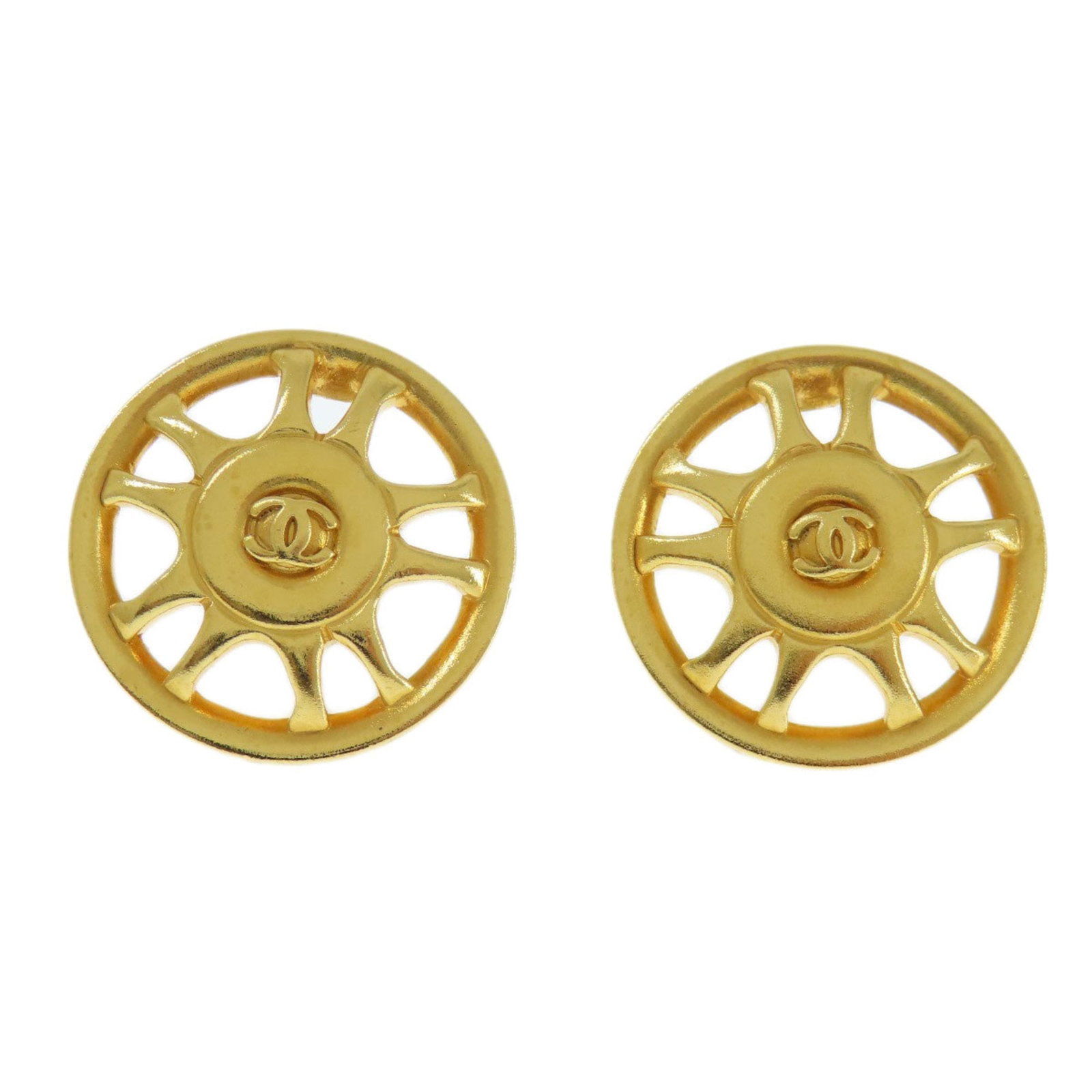 Metal Chanel Clip Earrings: Metal Chanel Clip Earrings This listing features Metal Chanel Clip Earrings. Item specifics are provided below. Item Specifics: Brand: Chanel Type: Clip Earrings Gender: Women Material: Metal Color: G