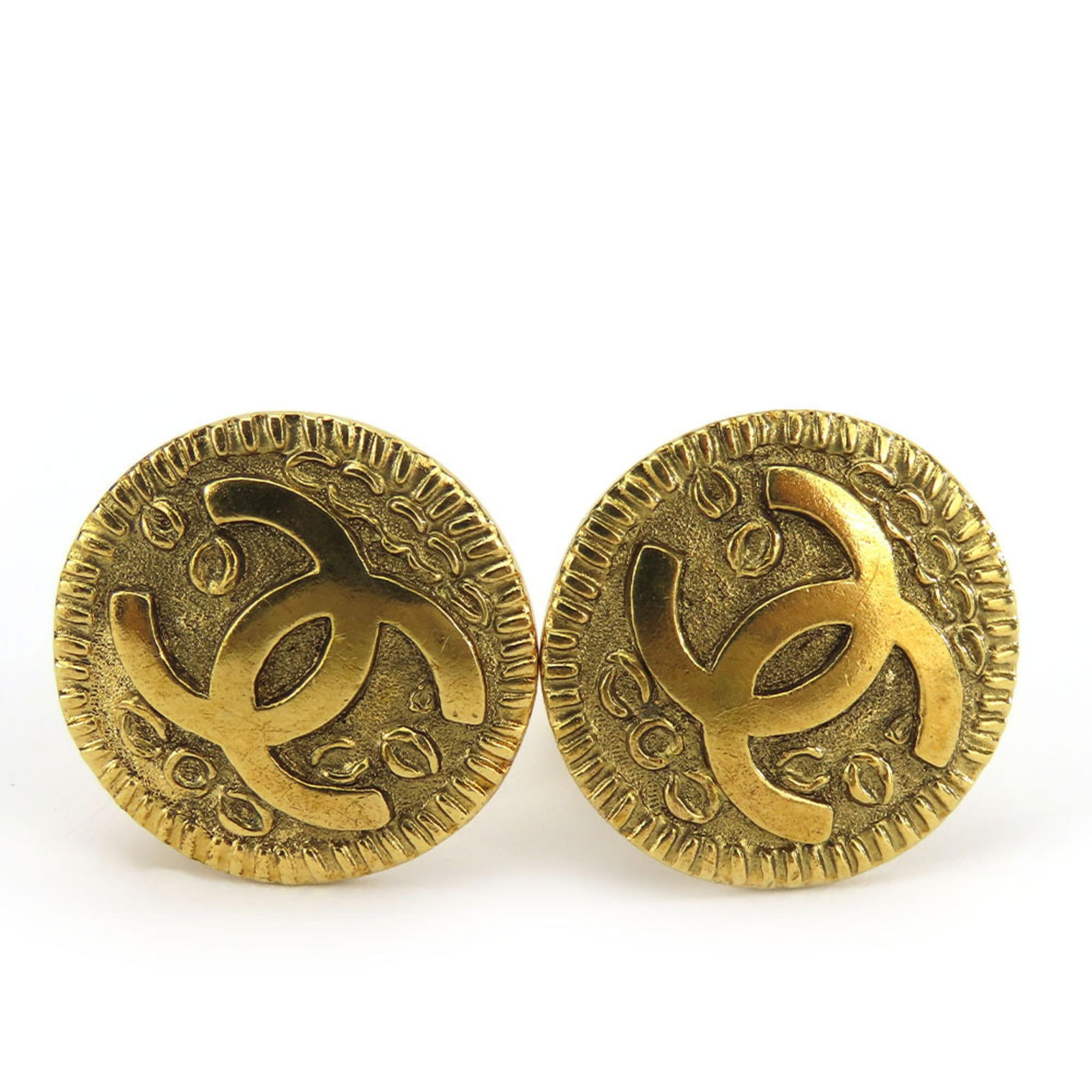 Metal Chanel Clip Earrings: Metal Chanel Clip Earrings This listing features Metal Chanel Clip Earrings. Item specifics are provided below. Item Specifics: Brand: Chanel Type: Clip Earrings Gender: Women Material: Metal Color: G
