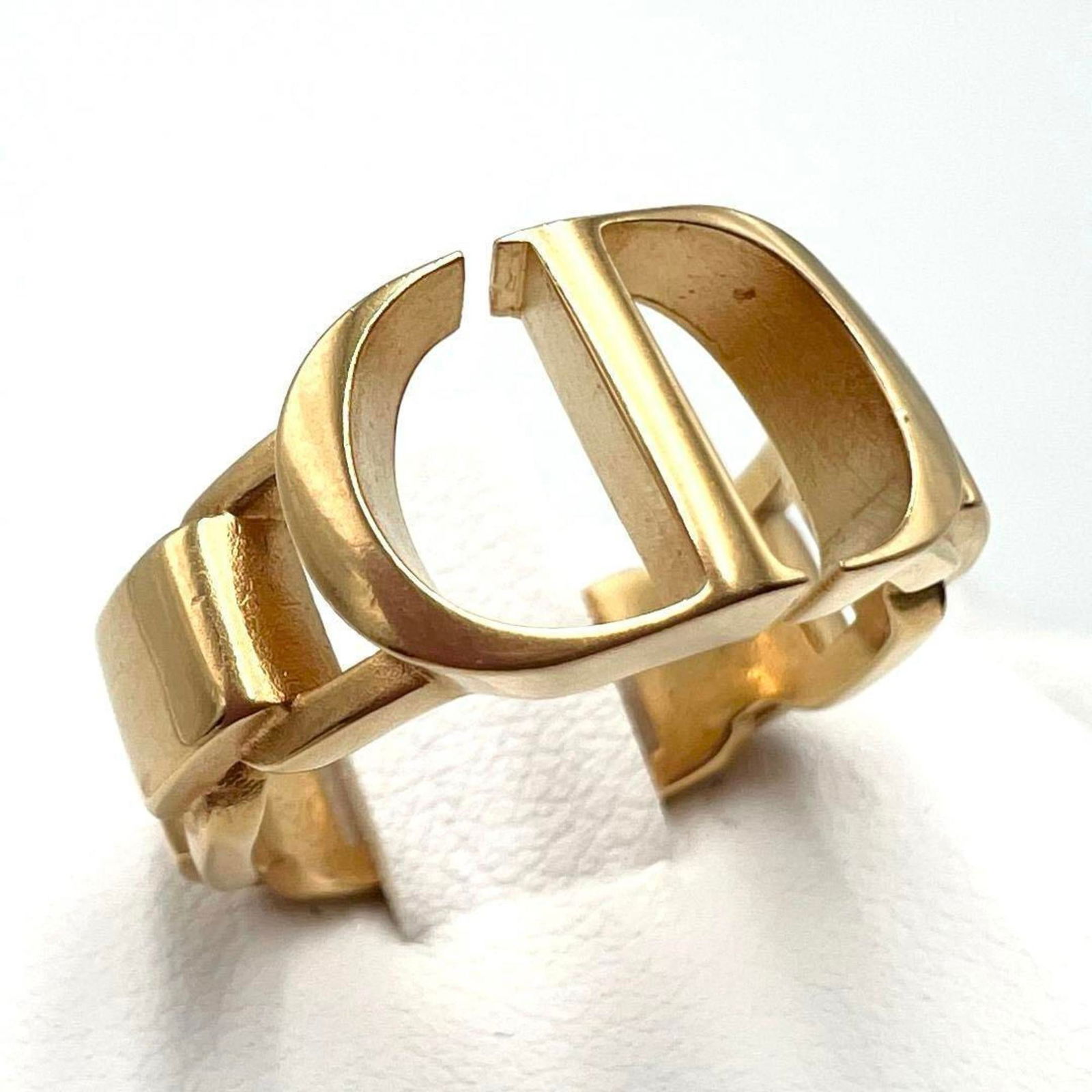 Metal Christian Dior Band Ring: Metal Christian Dior Band Ring This listing features Metal Christian Dior Band Ring. Item specifics are provided below. Item Specifics: Brand: Christian Dior Type: Band Ring Gender: Women Material: