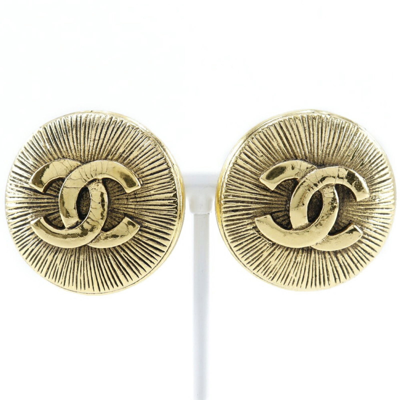 Plating Chanel Clip Earrings Gold: Plating Chanel Clip Earrings Gold This listing features Plating Chanel Clip Earrings Gold. Item specifics are provided below. Item Specifics: Brand: Chanel Type: Clip Earrings Gender: Women