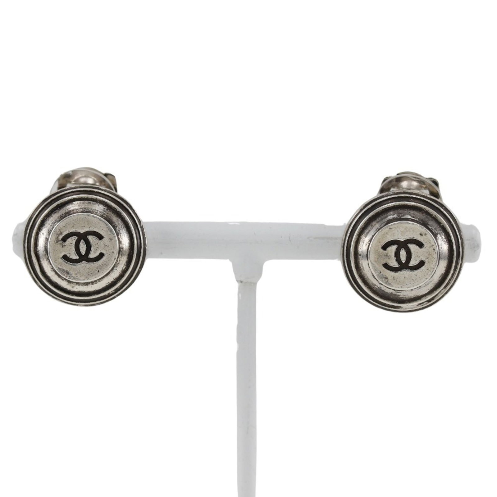 Earrings Chanel Clip: Earrings Chanel Clip This listing features Earrings Chanel Clip. Item specifics are provided below. Item Specifics: Brand: Chanel Type: Clip Earrings Gender: Women Color: Silver Size (Hxwxd): 16.00mm