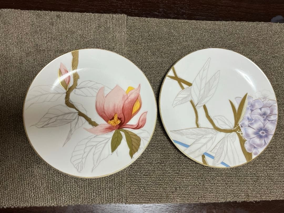 Art Royal Copenhagen Flora Plate Pair Anya van Krau Floral Porcelain Decorative: Art Royal Copenhagen Flora Plate Pair Anya van Krau Floral Porcelain Decorative Add a touch of elegance to your table with the Art Royal Copenhagen Flora Plate Pair, a stunning example of Scandinavian