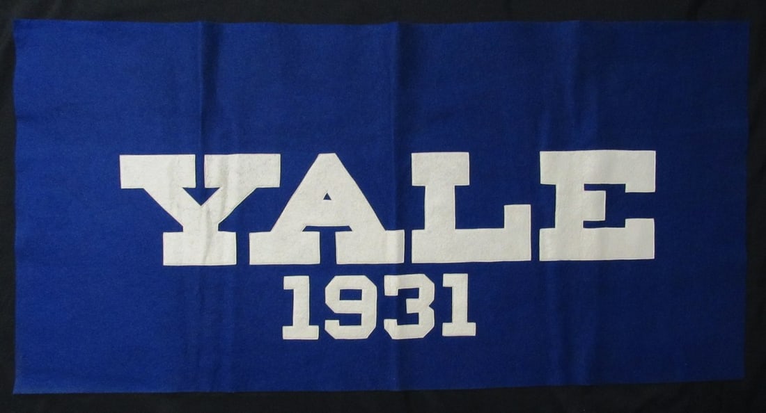 Vintage Yale Ivy League Bulldogs 1931 Blue Felt Banner (46x23): Vintage Yale Ivy League Bulldogs 1931 Blue Felt Banner (46x23) Own a piece of Yale history with this vintage 1931 blue felt banner, proudly displaying the iconic Ivy League Bulldogs logo. Made from hi
