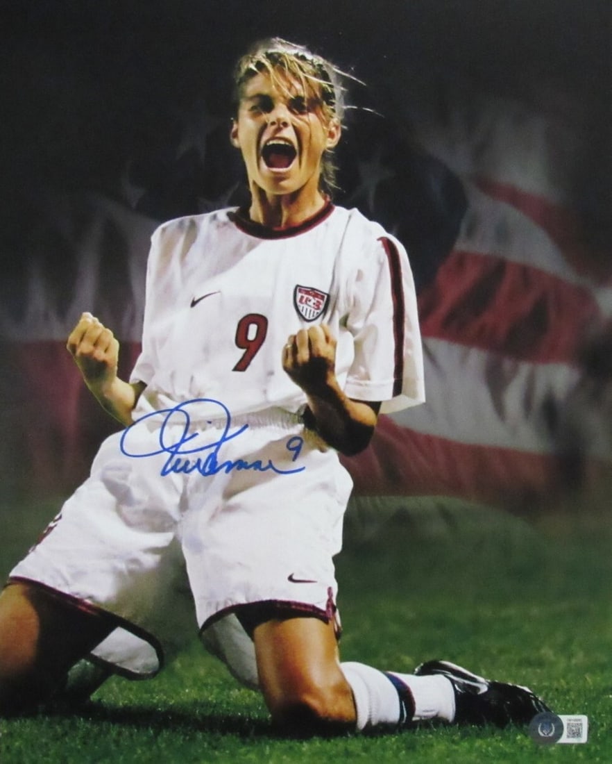 187265 Mia Hamm US Women's Soccer Signed/ Autographed 11x14 Photo Beckett: 187265 Mia Hamm US Women's Soccer Signed/ Autographed 11x14 Photo Beckett Meet the iconic Mia Hamm, one of the most revered figures in US Women's Soccer history! This 11x14 photo, authenticated by Bec