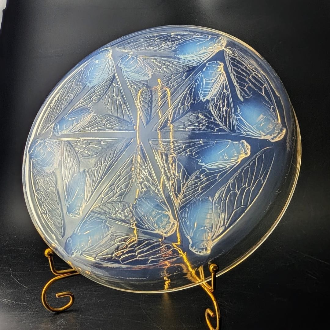 large size with original base and lid. - Lalique Cigarette Box - made in 1921: large size with original base and lid. - Lalique Cigarette Box - made in 1921 A stunning example of Art Deco elegance, this 1921 Lalique crystal cigarette box boasts an exquisite matte finish and is s