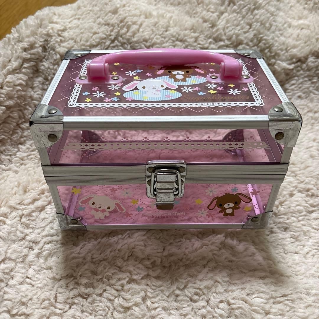 Authentic Sanrio Sugar Bunnies Vanity Case 2000s Retro Cosmetic Box Japan Rare: Authentic Sanrio Sugar Bunnies Vanity Case 2000s Retro Cosmetic Box Japan Rare Rarity seekers, rejoice! This adorable 2000s Sanrio Sugar Bunnies vanity case is a true gem for any collector of Japanese