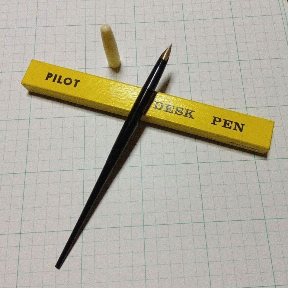 Vintage Pilot Desk Pen with 14k Nib and Black Ink - Rare Collectible: Vintage Pilot Desk Pen with 14k Nib and Black Ink - Rare Collectible Experience the art of writing with this rare and exquisite vintage Pilot desk pen, crafted in Japan with exceptional attention to