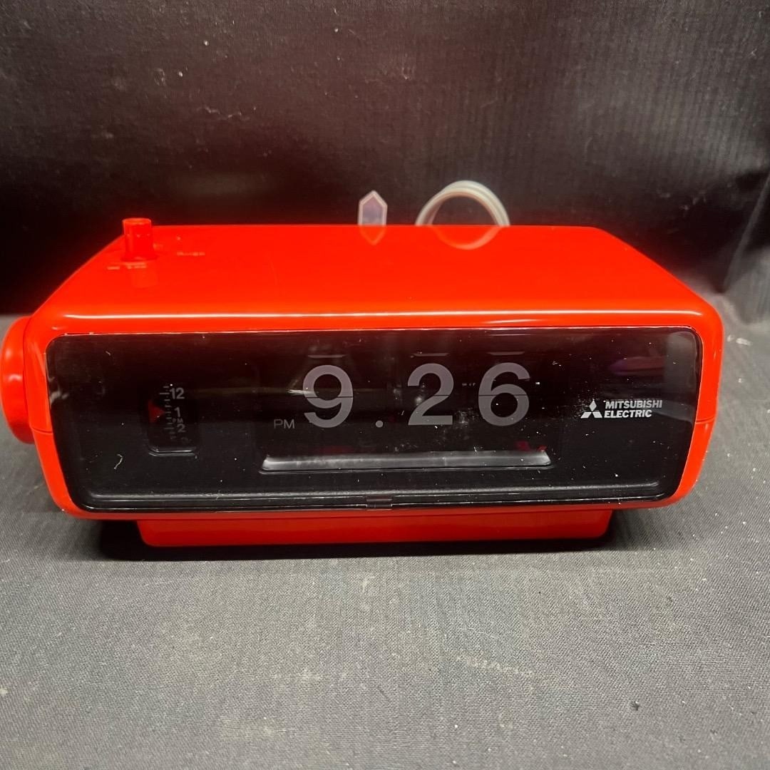 Mitsubishi SG-600 Vintage Flip Clock with Red Retro Interior - Working: Mitsubishi SG-600 Vintage Flip Clock with Red Retro Interior - Working Add a touch of retro charm to your home with this vibrant red Mitsubishi SG-600 vintage flip clock, boasting a glossy finish and
