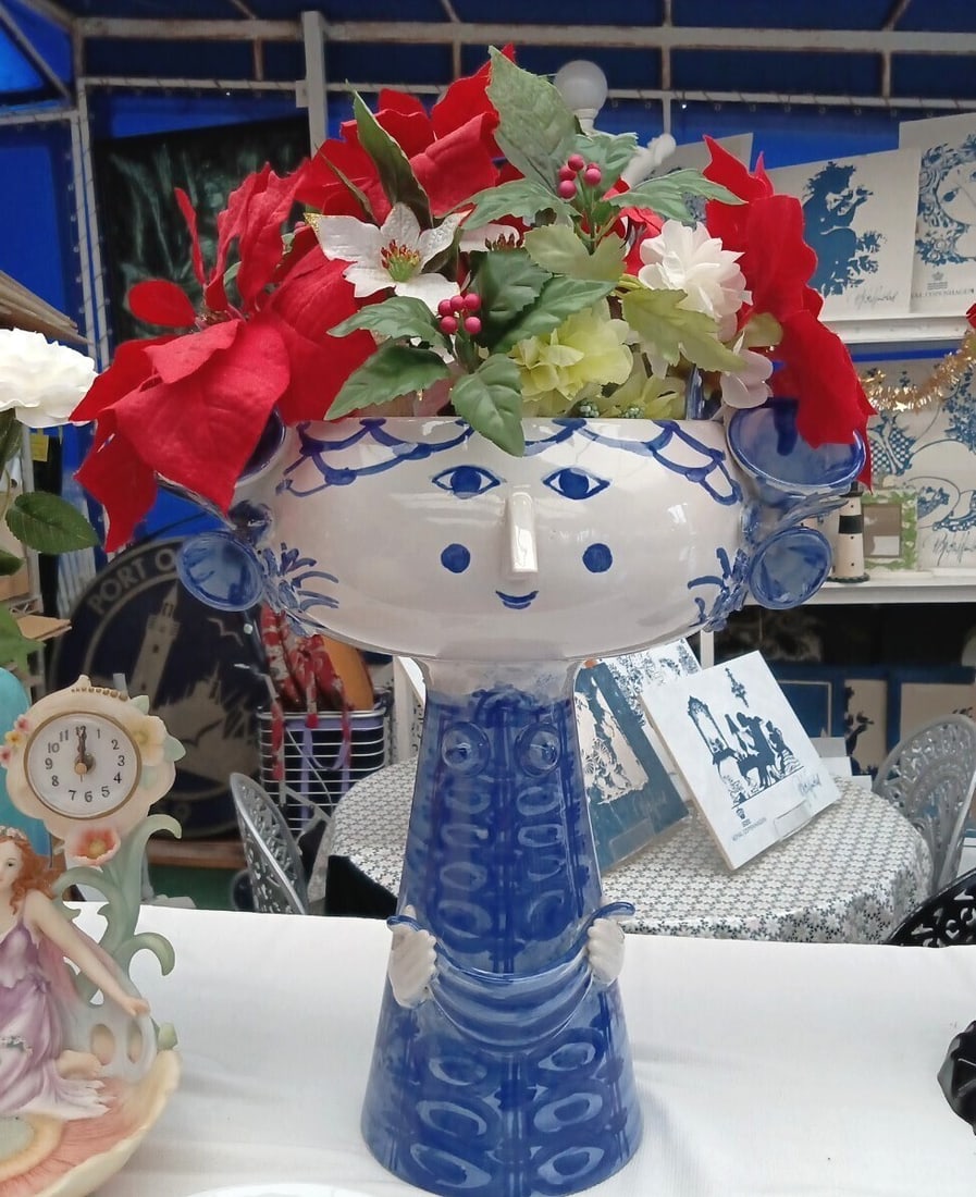 Original Bjorn Wiinblad Flower Vase "Titania" Handmade Blue House Ceramic: Original Bjorn Wiinblad Flower Vase "Titania" Handmade Blue House Ceramic The "Titania" vase by Bjorn Wiinblad is a stunning example of Danish design, showcasing the artist's signature blue house styl