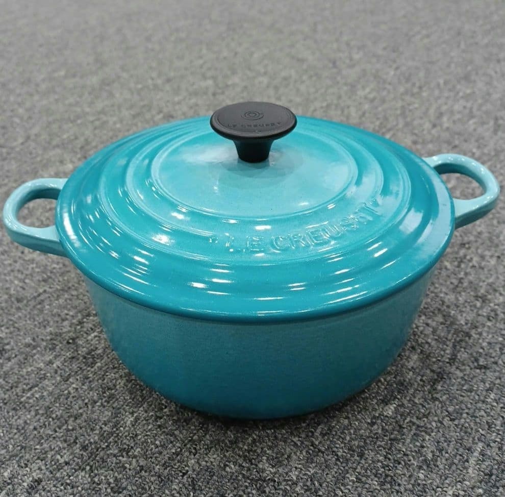 Box Le Creuset Cocotte Ronde Caribbean Blue 8 7in Round Dutch Oven with: Box Le Creuset Cocotte Ronde Caribbean Blue 8 7in Round Dutch Oven with Add a touch of Caribbean flair to your cooking with this stunning Le Creuset Cocotte Ronde in vibrant Blue. This beautifully