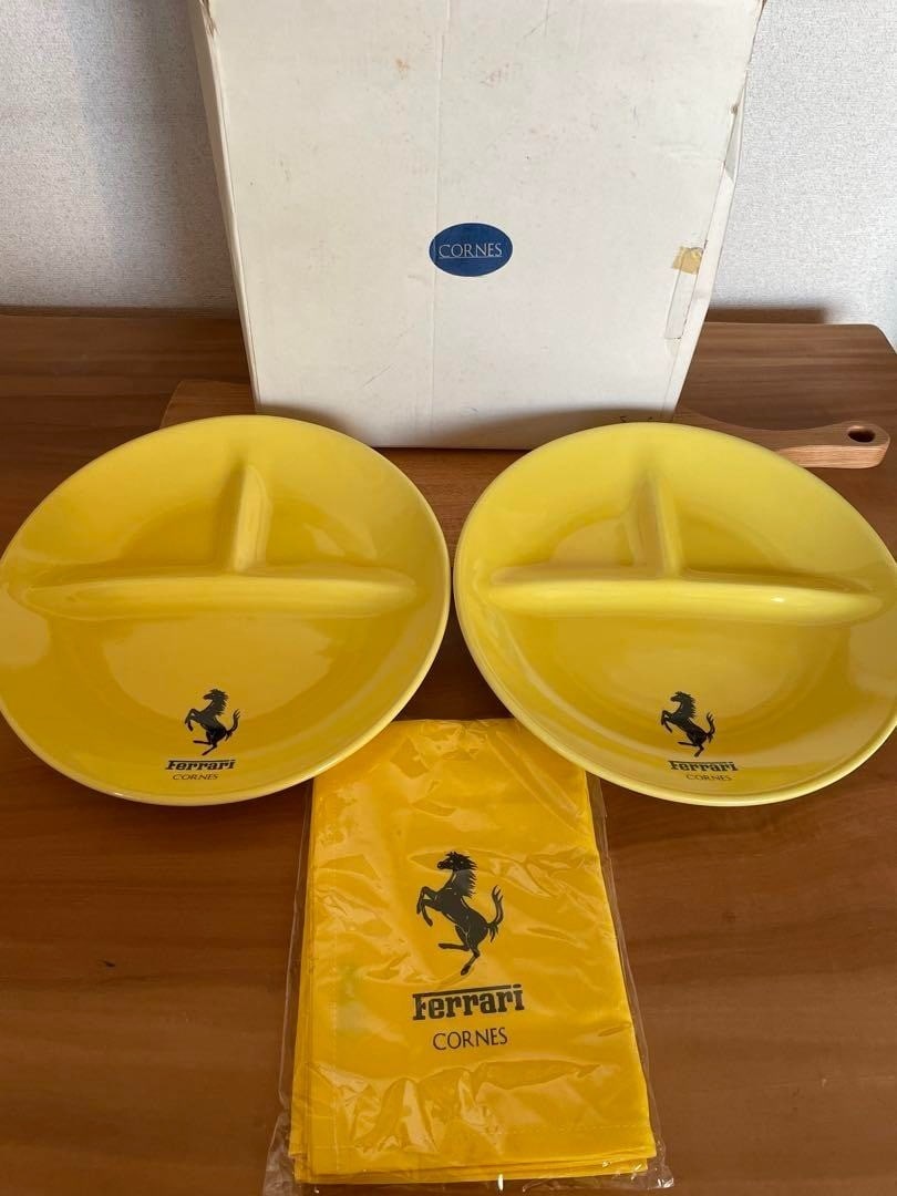Tableware Ferrari Plate Set of 2 Yellow Dishes with Napkin Cornes Original: Tableware Ferrari Plate Set of 2 Yellow Dishes with Napkin Cornes Original Own a piece of racing history with this vibrant yellow Ferrari plate set, featuring the iconic brand's signature style and