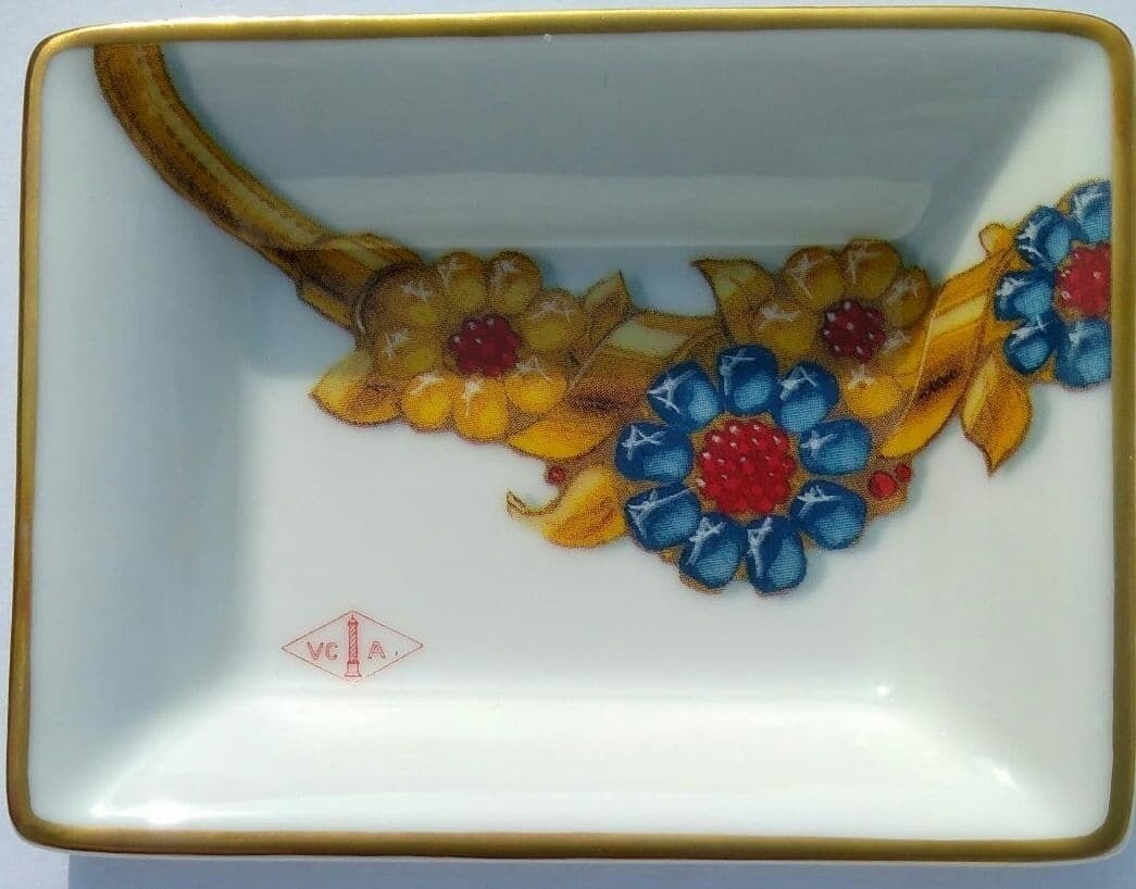 Van Cleef & Arpels Ceramic Small Dish Accessory Tray Jewelry Holder with Box: Van Cleef & Arpels Ceramic Small Dish Accessory Tray Jewelry Holder with Box Elevate your jewelry display with the iconic Van Cleef & Arpels Ceramic Small Dish Accessory Tray, expertly crafted in Japa