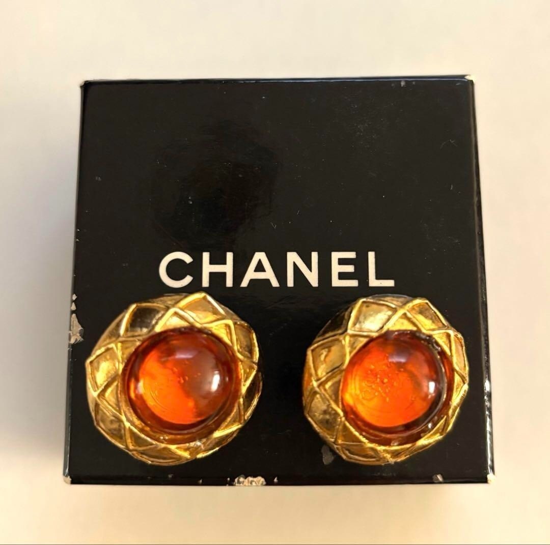 Vintage Chanel Orange Gripoix Round Clip-on Earring in Gold Tone with Original Box: Vintage Chanel Orange Gripoix Round Clip-on Earring in Gold Tone with Original Box Experience the timeless elegance of vintage Chanel with these stunning round clip-on earrings, featuring a vibrant
