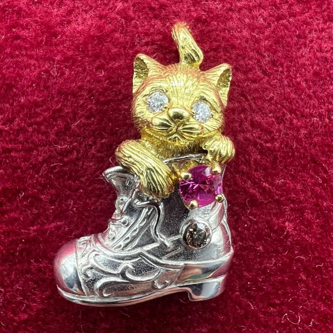 Mitsuo Kaji 18k Yellow Gold Ruby Diamond Cat Pendant with Silver Charm: Mitsuo Kaji 18k Yellow Gold Ruby Diamond Cat Pendant with Silver Charm Elevate your special occasion with the stunning Mitsuo Kaji 18k Yellow Gold Ruby Diamond Cat Pendant, showcasing a majestic cat d