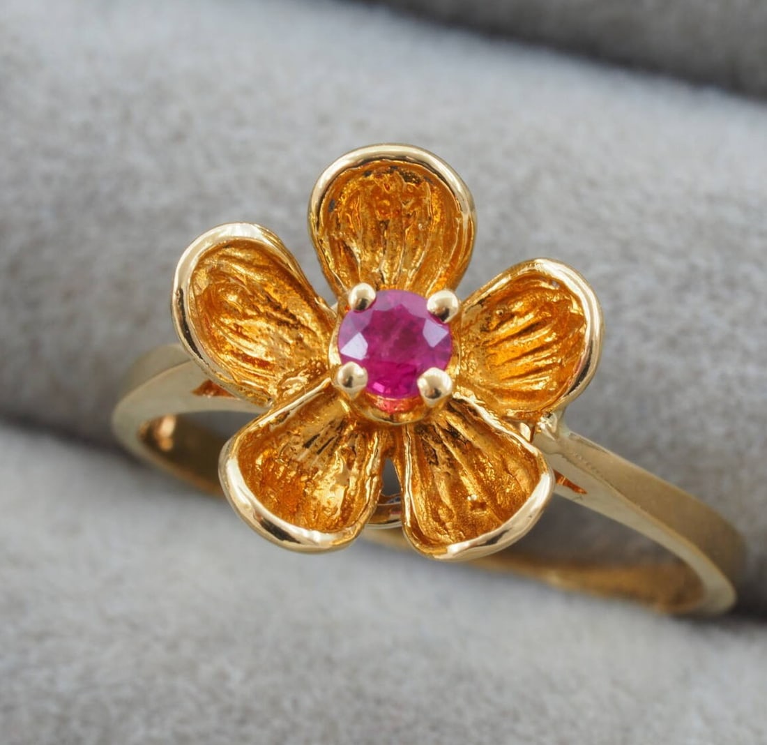 US7.25 Vintage Tiffany & Co Ruby 18k Yellow Gold Flower 5 Petals Cocktail Ring: US7.25 Vintage Tiffany & Co Ruby 18k Yellow Gold Flower 5 Petals Cocktail Ring Experience the timeless elegance of vintage Tiffany & Co, with this stunning 18k yellow gold ruby cocktail ring featuring