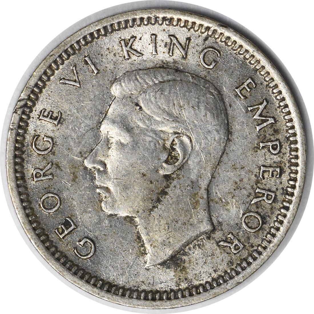 New Zealand 1 Shilling (1942) - KM9 UNC: New Zealand 1 Shilling (1942) - KM9 UNC A rare and historic New Zealand 1 Shilling coin from 1942, certified as Uncirculated and boasting a pristine UNC condition. This beautifully preserved BU coin i