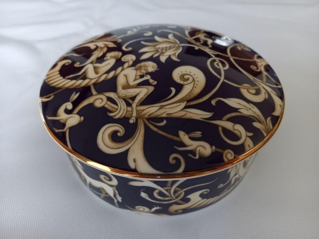 Wedgwood Cornucopia Round Porcelain Trinket Storage Vanity Tableware Gift Box: Wedgwood Cornucopia Round Porcelain Trinket Storage Vanity Tableware Gift Box Elevate your home with the timeless elegance of Wedgwood's Cornucopia pattern, expertly crafted in bone china to create a