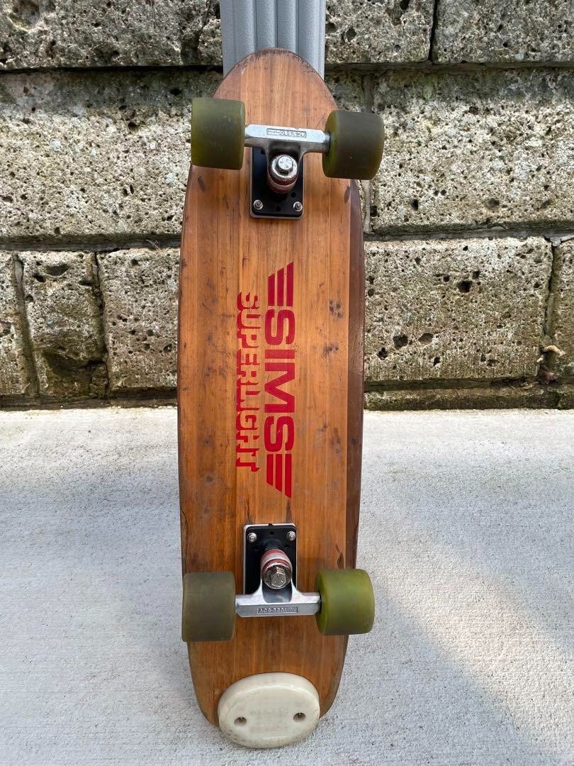 Skateboard SIMS SUPER LIGHT80s Vintage: Skateboard SIMS SUPER LIGHT80s Vintage Get ready to ride in style with the SIMS SUPER LIGHT, a vintage skateboard that embodies the radical spirit of the 80s. Built in the USA and designed for speed,