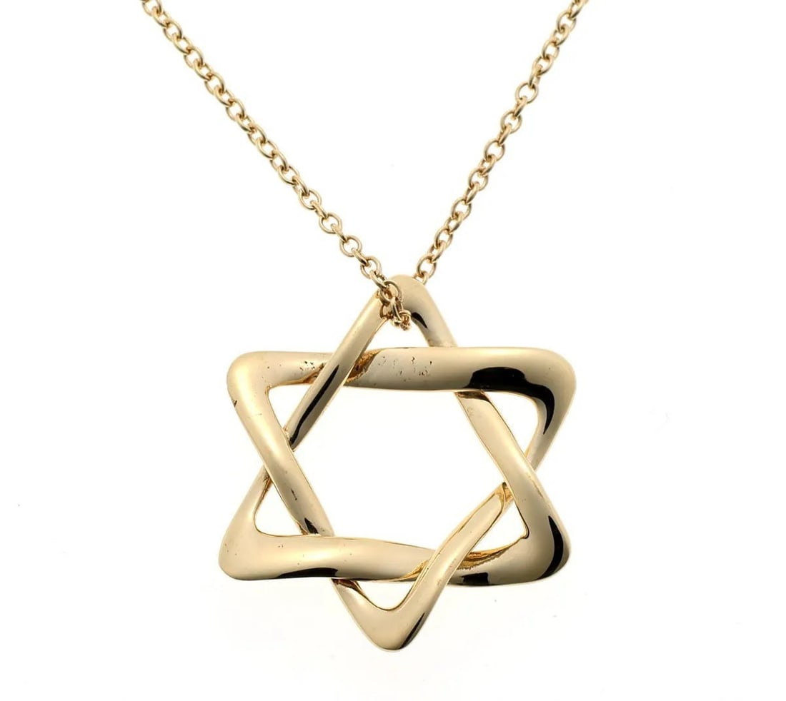 Tiffany & Co Elsa Peretti 18k Yellow Gold Star of David Pendant Necklace 23.6: Tiffany & Co Elsa Peretti 18k Yellow Gold Star of David Pendant Necklace 23.6 Elegant and timeless, the Tiffany & Co Elsa Peretti 18k Yellow Gold Star of David Pendant Necklace is a stunning symbol of