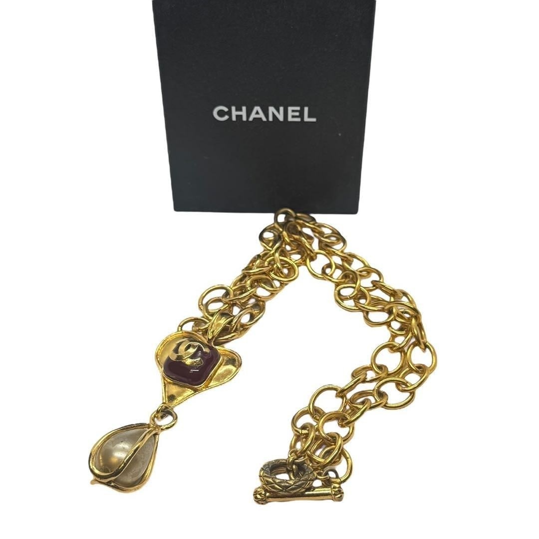 Vintage Chanel 95P Coco Mark CC Gripoix and Faux Pearl Chain Necklace: Vintage Chanel 95P Coco Mark CC Gripoix and Faux Pearl Chain Necklace Elevate your elegance with this exquisite vintage Chanel 95P Coco necklace, boasting a stunning Gripoix faux pearl chain and gold-