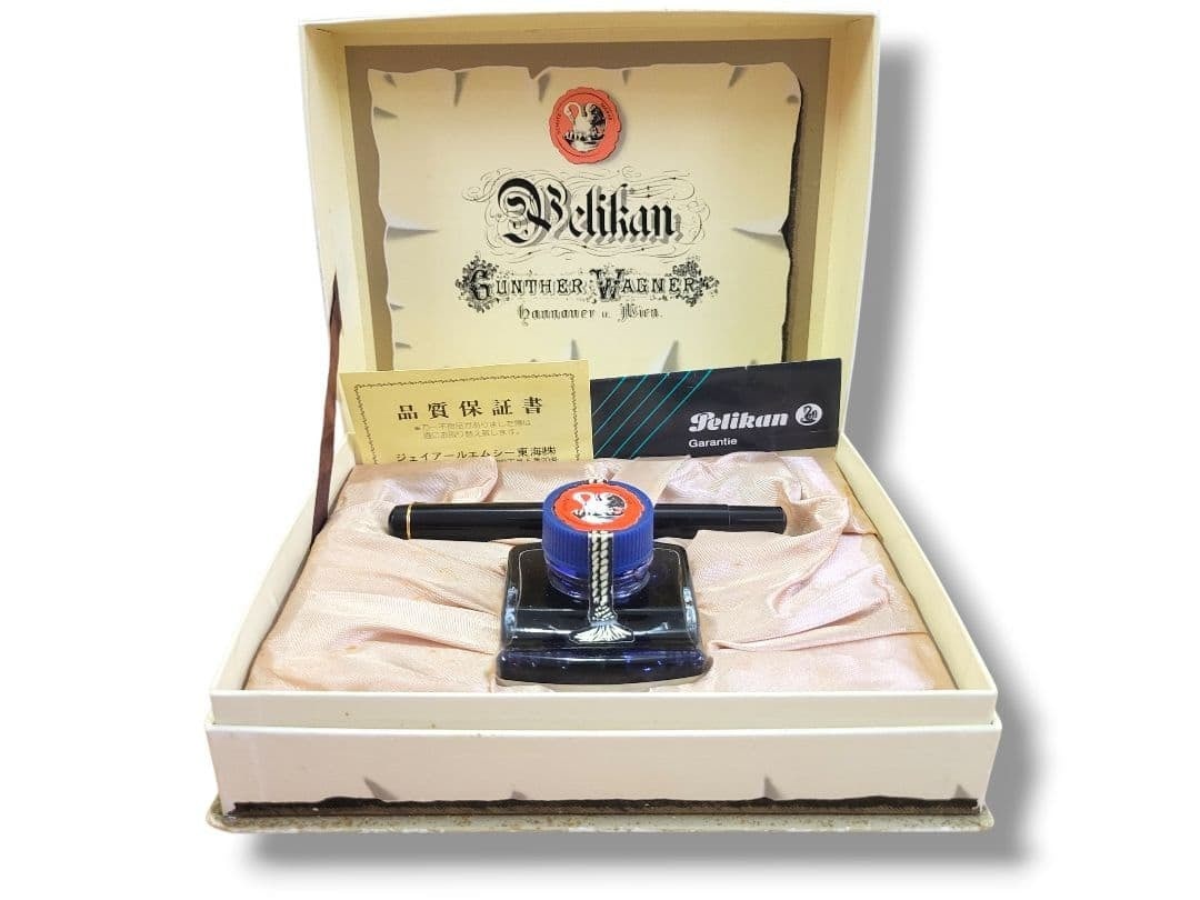 Set Pelikan Souvern M400 Green Stripe Fountain Pen with Box Ink: Set Pelikan Souvern M400 Green Stripe Fountain Pen with Box Ink Experience the art of writing with the Pelikan Souvern M400, a premium fountain pen crafted in Japan. Its fine (F) nib glides effortless