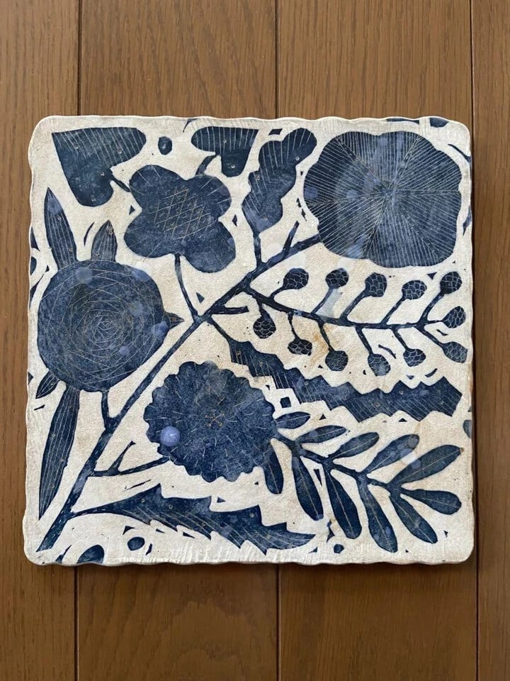 Makoto Kagoshima Handmade Round Plate Fox: Makoto Kagoshima Handmade Round Plate Fox A stunning handmade round plate featuring a charming fox design, crafted with attention to detail and a touch of Japanese charm. This unique piece is perfect