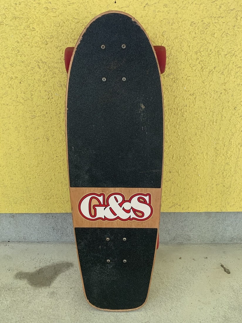 Skateboard G&S Gordon Smith Vintage: Skateboard G&S Gordon Smith Vintage Get ready to ride in style with this vintage G&S Gordon Smith skateboard from the iconic 80s era. Made in the USA, this classic board is a must-have for collectors
