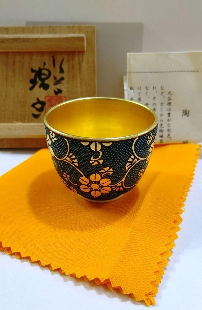Box Handcrafted Kutani-Yaki Choko Nakata Kinkyu Blue Dots Gold Sake Cup With: Box Handcrafted Kutani-Yaki Choko Nakata Kinkyu Blue Dots Gold Sake Cup With Experience the elegance of traditional Japanese craftsmanship with this exquisite Kutani-Yaki sake cup, handcrafted in